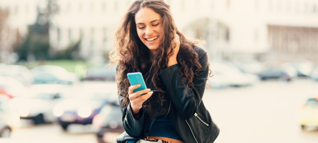 femme envoyant un message sur son téléphone portable