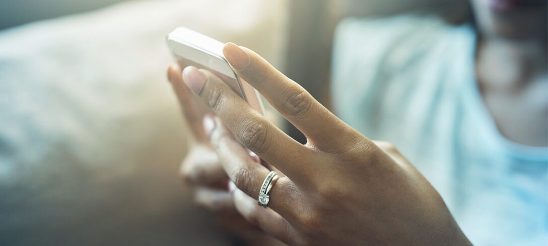Femme - utilisation optimisée de son smartphone