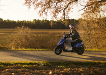 femme conduisant un scooter dans la campagne