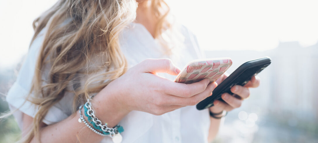 Femme - changement de smartphone - recyclage en boutique
