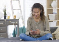 Une jeune fille au téléphone avec ses écouteurs