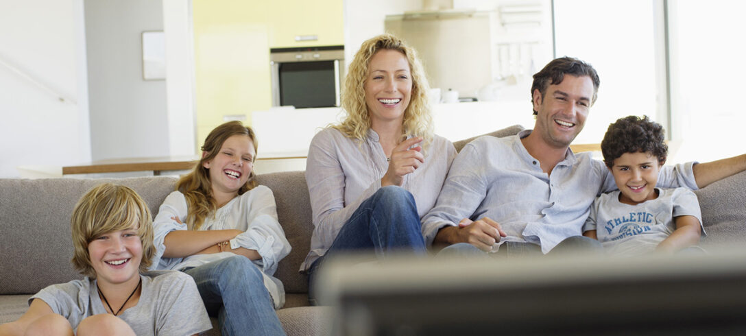 famille s'amusant en regardant la télévision