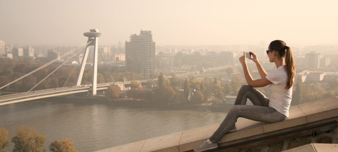 femme prenant une photo sur un pont à bratislava