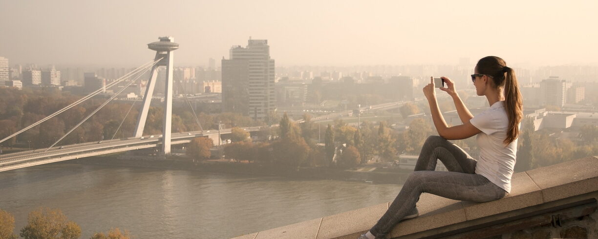 femme prenant une photo sur un pont à bratislava