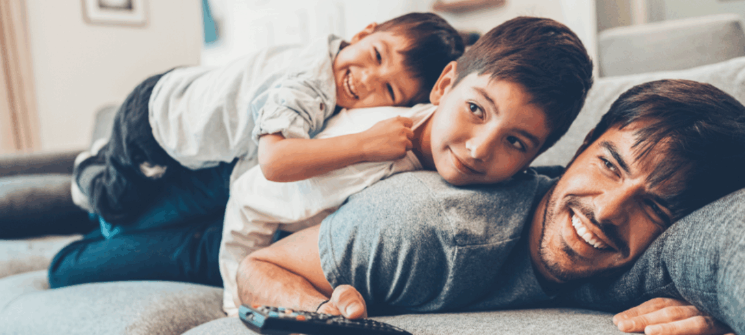 joyeuse famille allongée sur le canapé devant la télé