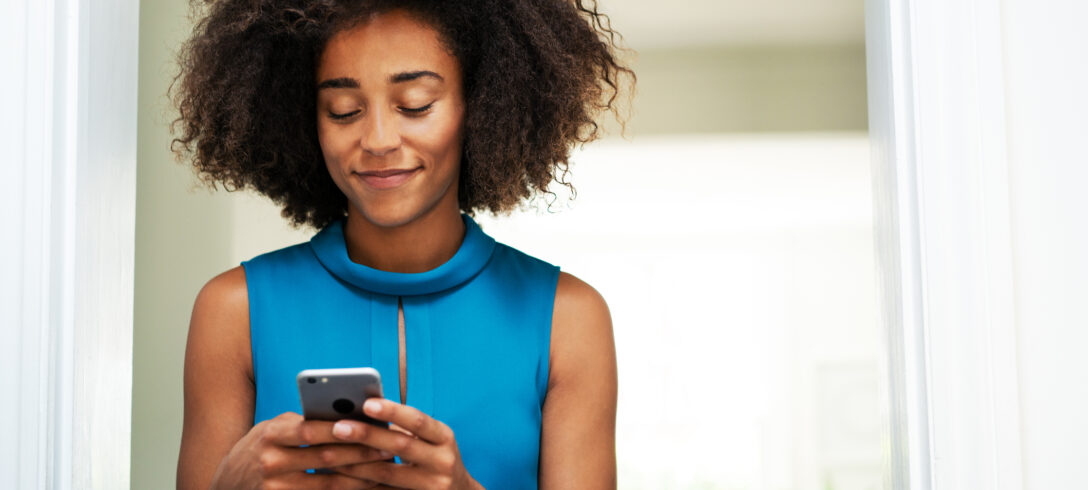Femme africaine textos sur téléphone mobile