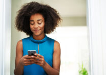 Femme africaine textos sur téléphone mobile