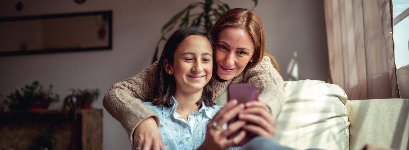 mère et fille prennent un selfie en se tenant