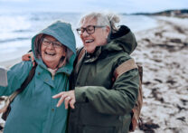 deux amies âgées prenant un selfie sur la plage