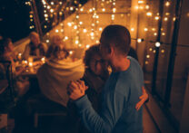 couple dansant dans un restaurant à l'ambiance cosy