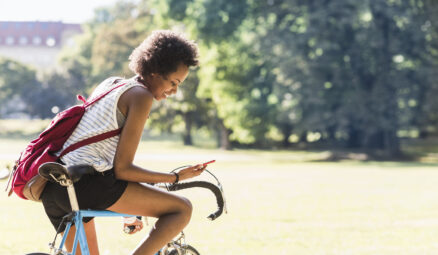 cycliste a cessé de consulter son portable