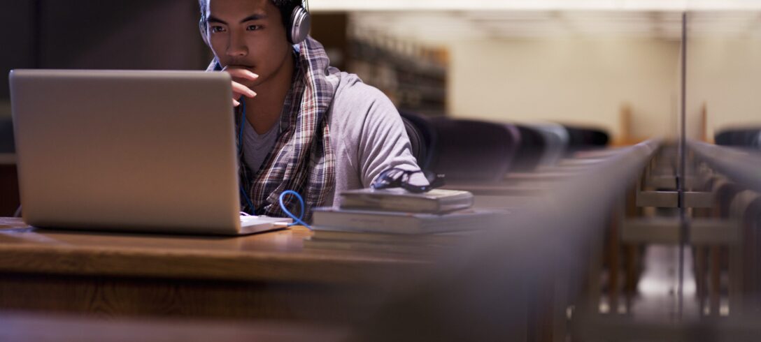 homme avec casque audio devant ordinateur