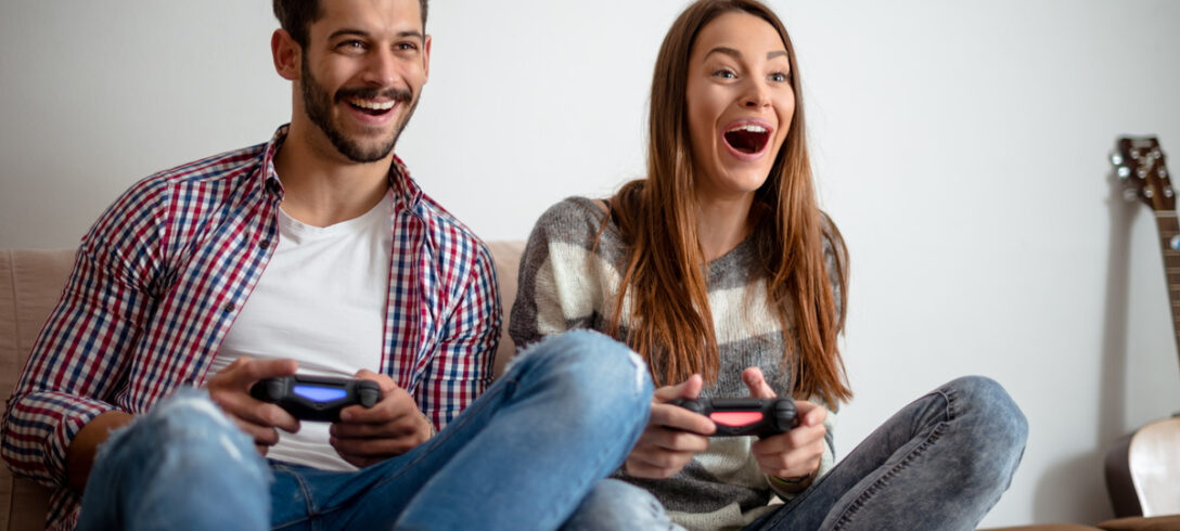 jeune couple jouant à des jeux vidéo