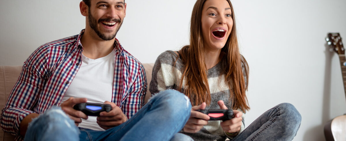 jeune couple jouant à des jeux vidéo