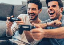 2 amis jouant à des jeux vidéo