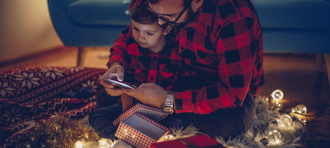 père montrant une vidéo sur son téléphone portable à sa fille
