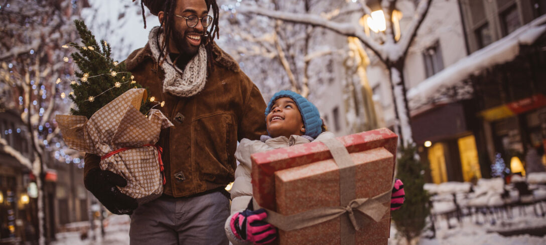 père et fille sont allés faire du shopping pour les cadeaux de noël