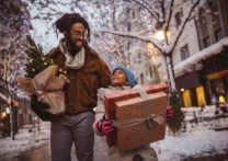 père et fille sont allés faire du shopping pour les cadeaux de noël