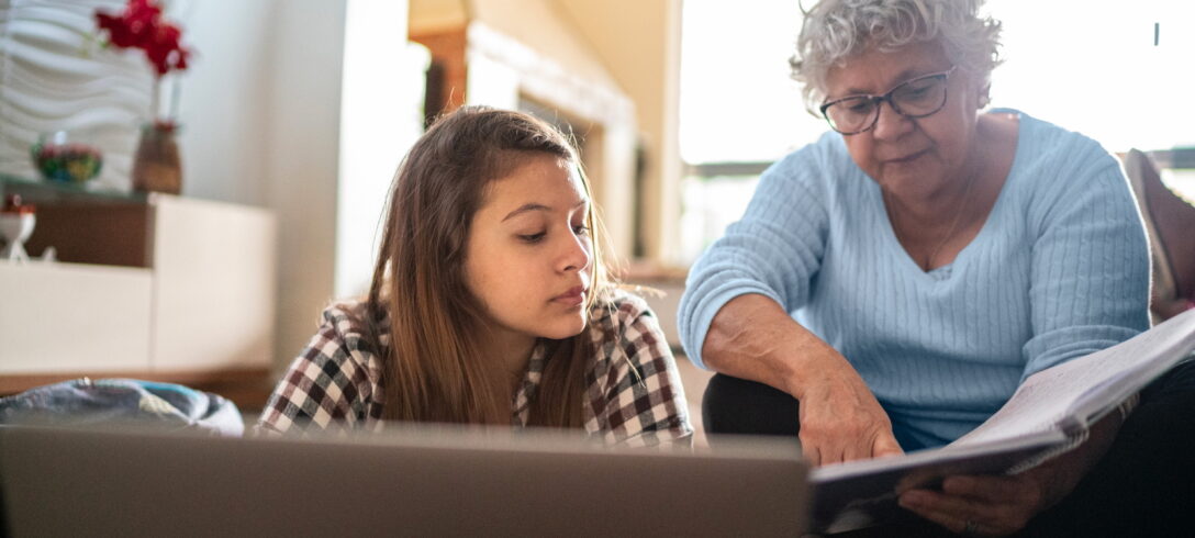 grand-mère aidant sa petite-fille avec son travail scolaire
