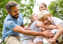 parents jouant avec leurs enfants