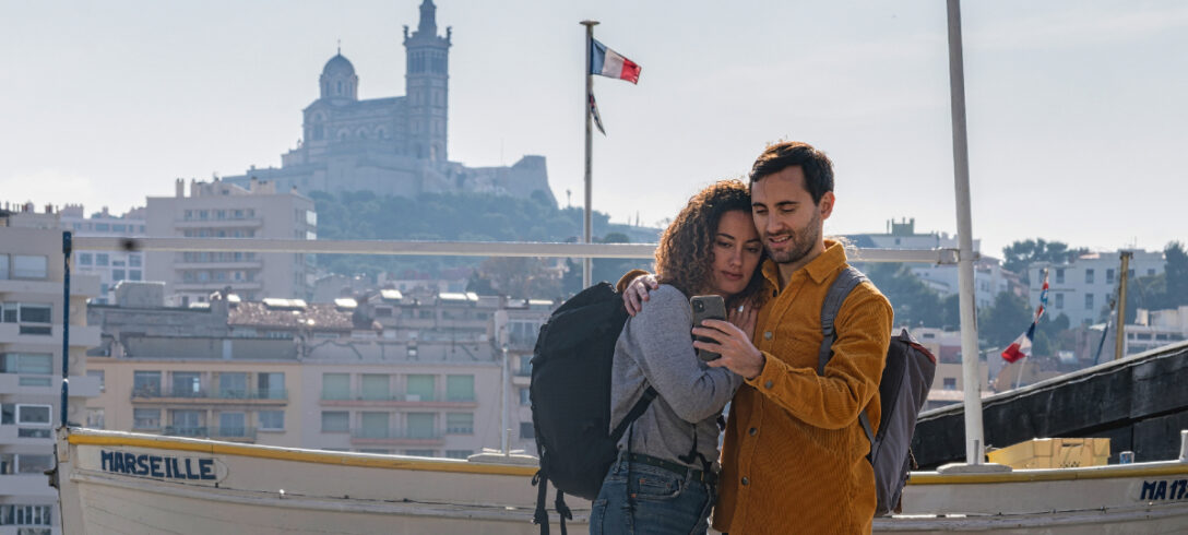 un couple de touristes à la recherche d'itinéraires sur leur téléphone portable