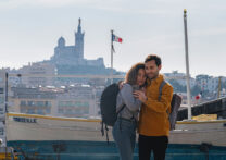 un couple de touristes à la recherche d'itinéraires sur leur téléphone portable