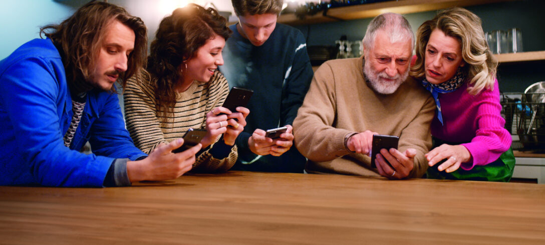 toute la famille regarde son portable