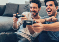 deux amis jouant à la console