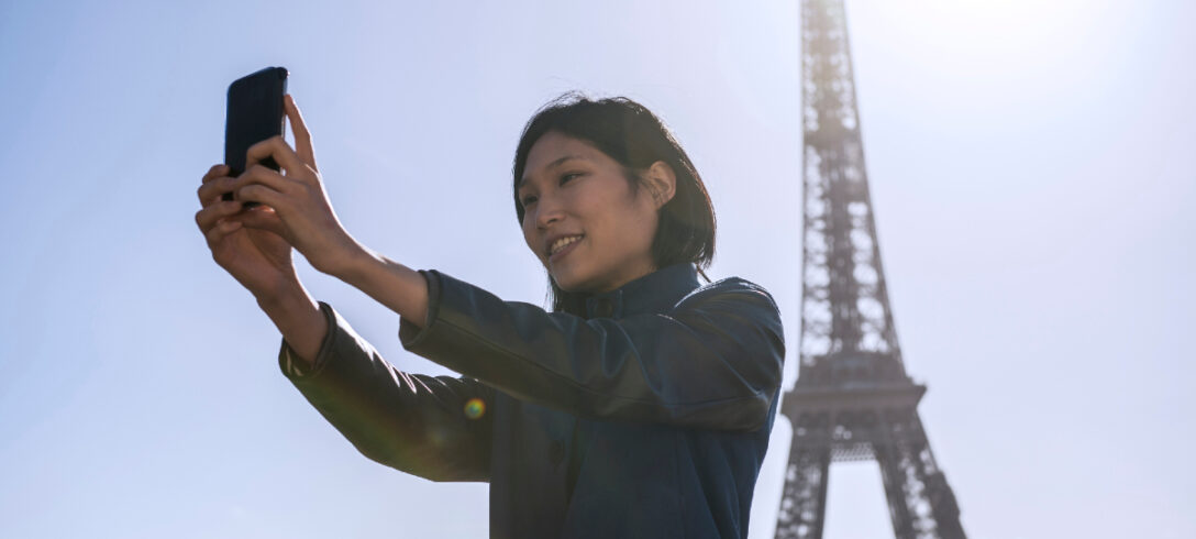 femme chinoise ethnique prenant un selfie à paris avec la tour effeil en arrière-plan
