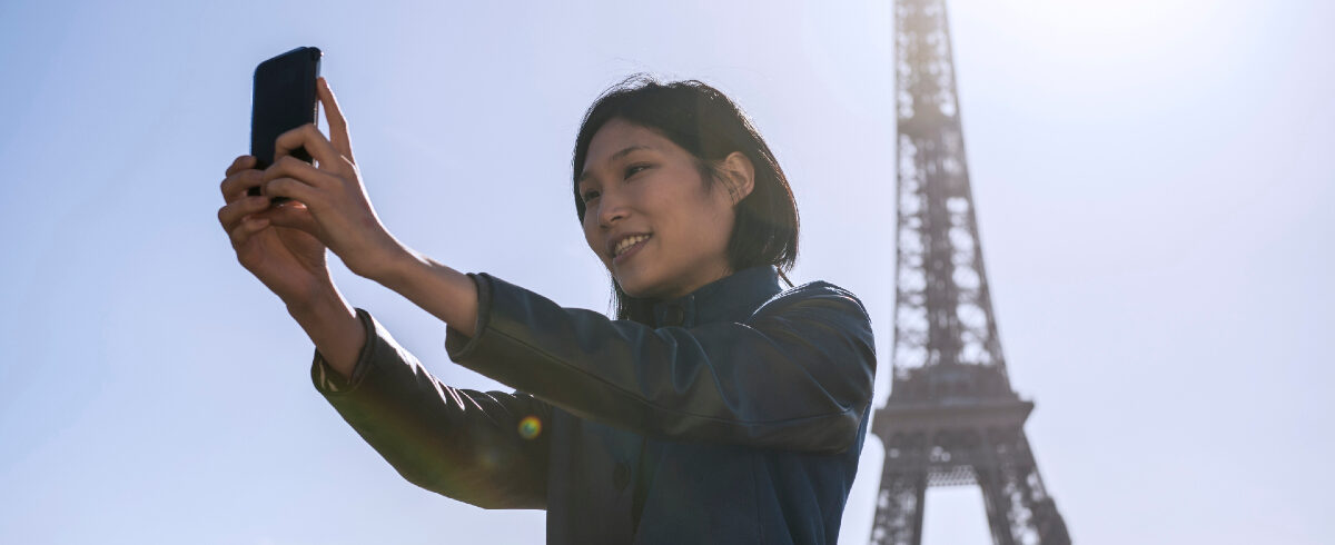 femme chinoise ethnique prenant un selfie à paris avec la tour effeil en arrière-plan