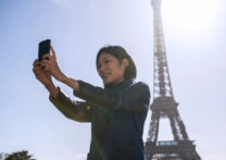 femme chinoise ethnique prenant un selfie à paris avec la tour effeil en arrière-plan