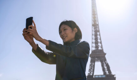 femme chinoise ethnique prenant un selfie à paris avec la tour effeil en arrière-plan