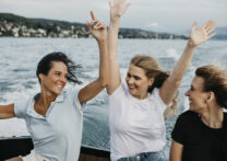 trois femmes amusantes sur un bateau les bras en l'air