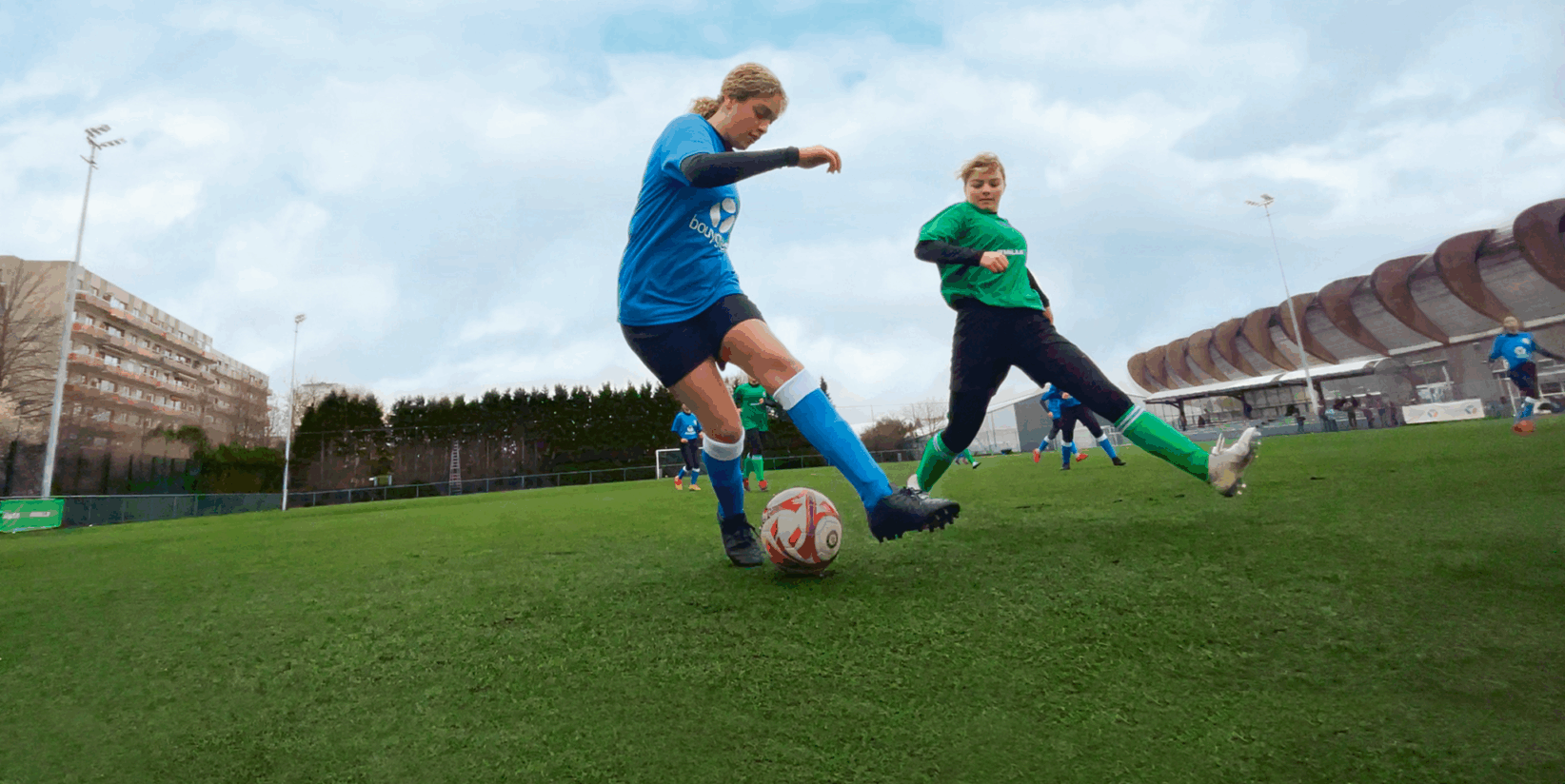 deux femmes jouant au football