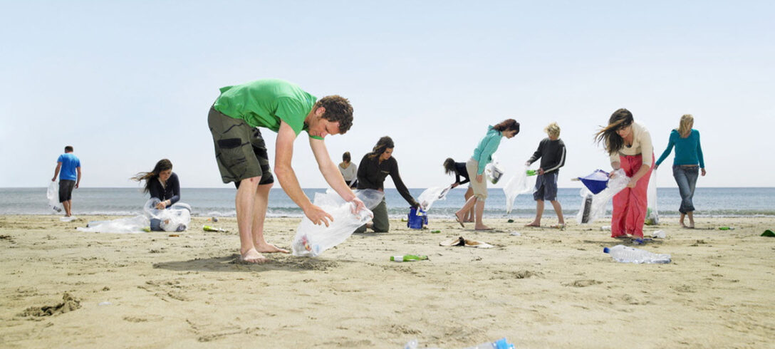 Groupe de personnes ramassant des déchets sur les plages