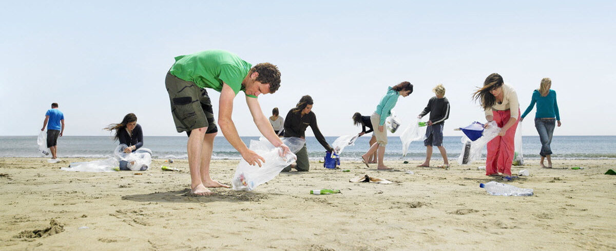 Groupe de personnes ramassant des déchets sur les plages
