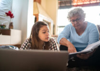 grand-mère aidant sa petite-fille à faire ses devoirs