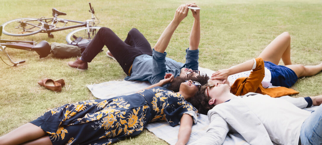 Amis allongés sur le sol regardant le téléphone