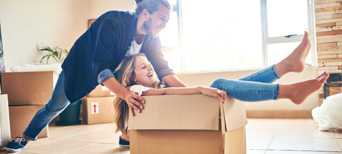 couple en mouvement emballant ses affaires