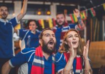 groupe d'amis regardant un match de football déguisé