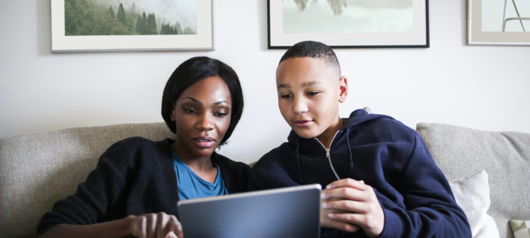 fils regardant sa mère à l'aide d'une tablette