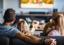 famille devant TV