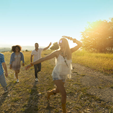 groupe de 4 amis explorant la campagne