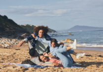 famille jouant sur la plage