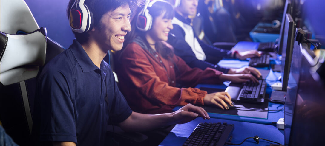 Une équipe jouant à un jeu d'esport sur un ordinateur