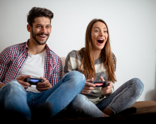 Photo recadrée d'un couple jouant à des jeux vidéo.
