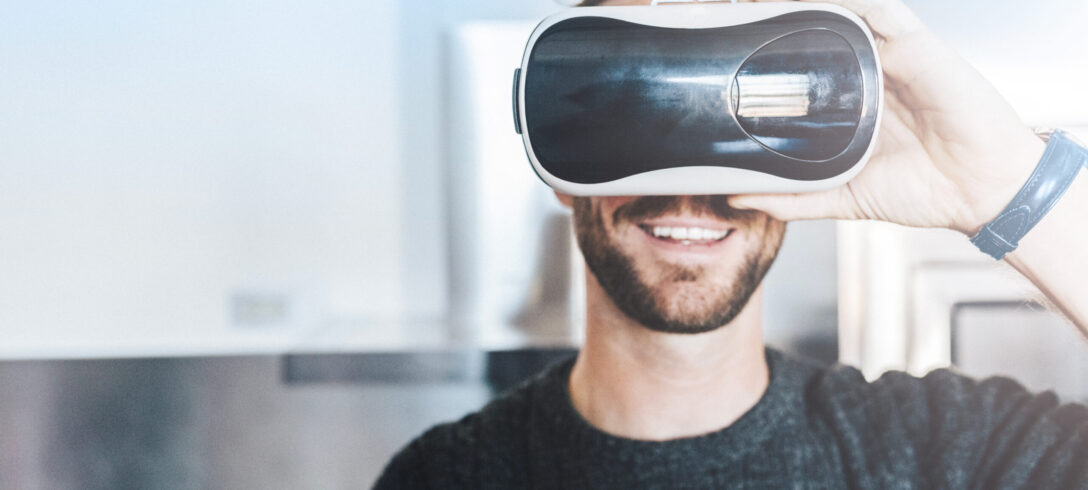 Homme caucasien portant un casque de réalité virtuelle