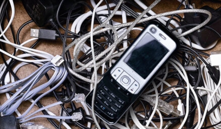 tiroir avec vieux téléphone portable et câbles