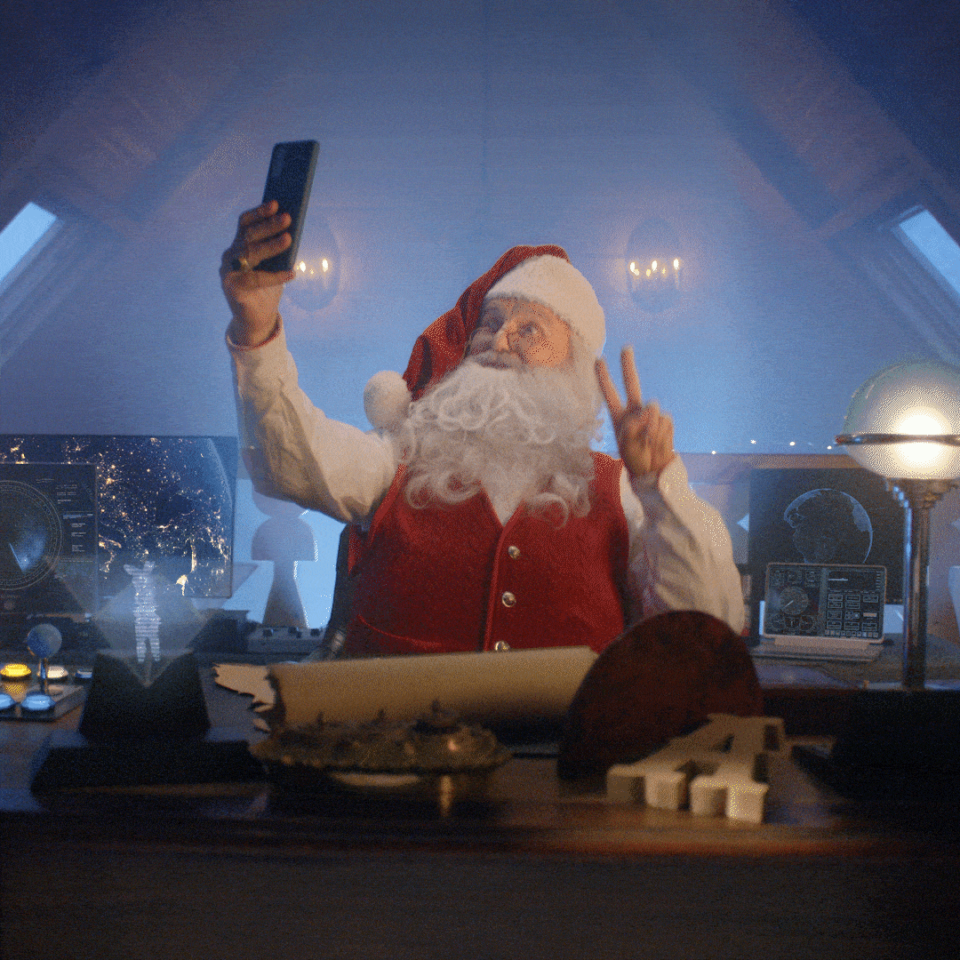 Père Noël prenant un selfie gif