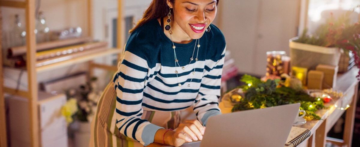 femme faisant ses affaires en ligne via un ordinateur portable